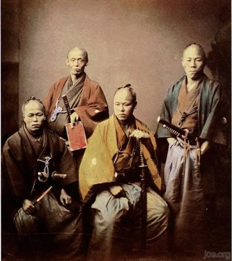 Samurais mit Buch über englische Literatur