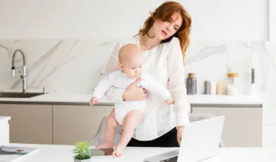 Quereinsteigerin mit Baby im Arm